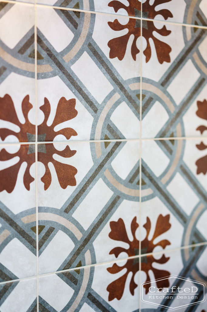 patterned kitchen tile backsplash