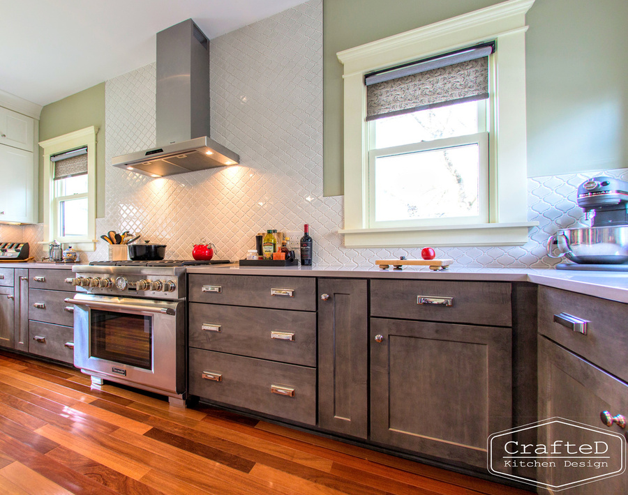 traditional kitchen design with large island hardwood floors and mosaic arabesque backsplash to ceiling