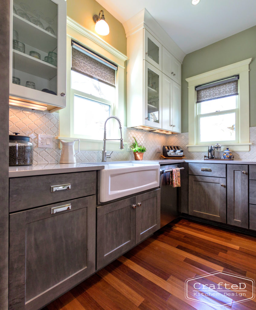 traditional kitchen design with large island hardwood floors and mosaic arabesque backsplash to ceiling