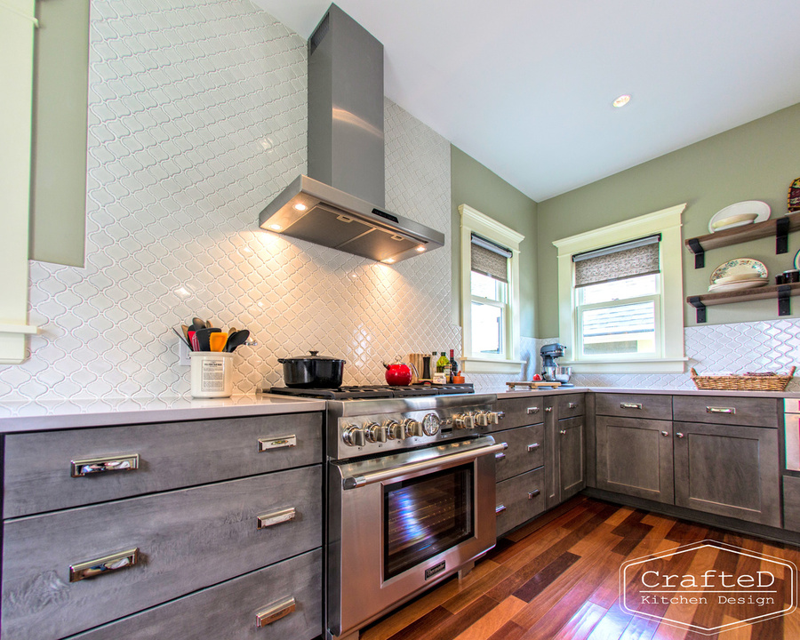 traditional kitchen design with large island hardwood floors and mosaic arabesque backsplash to ceiling