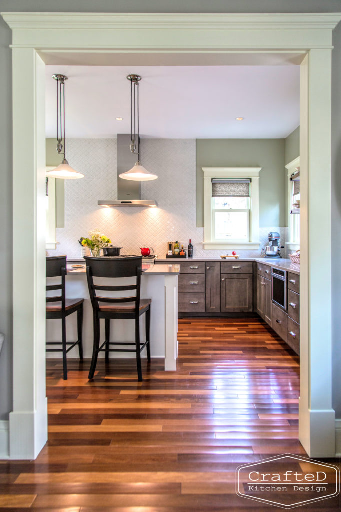 traditional kitchen design with large island hardwood floors and mosaic arabesque backsplash to ceiling