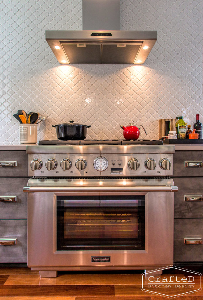 traditional kitchen design with large island hardwood floors and mosaic arabesque backsplash to ceiling