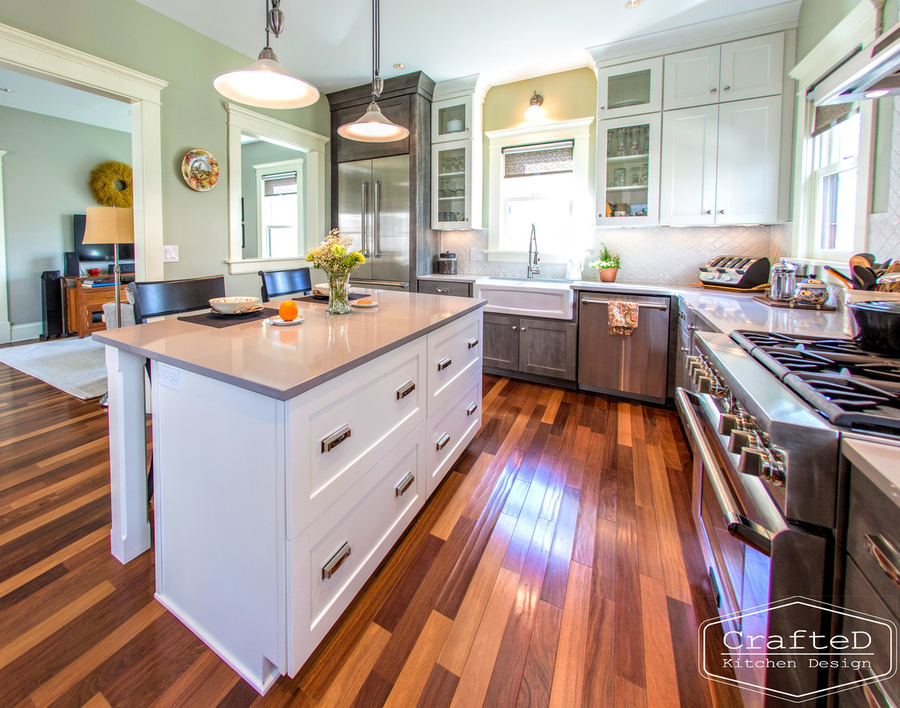 traditional kitchen design with large island hardwood floors and mosaic arabesque backsplash to ceiling