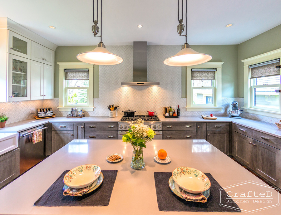 traditional kitchen design with large island hardwood floors and mosaic arabesque backsplash to ceiling