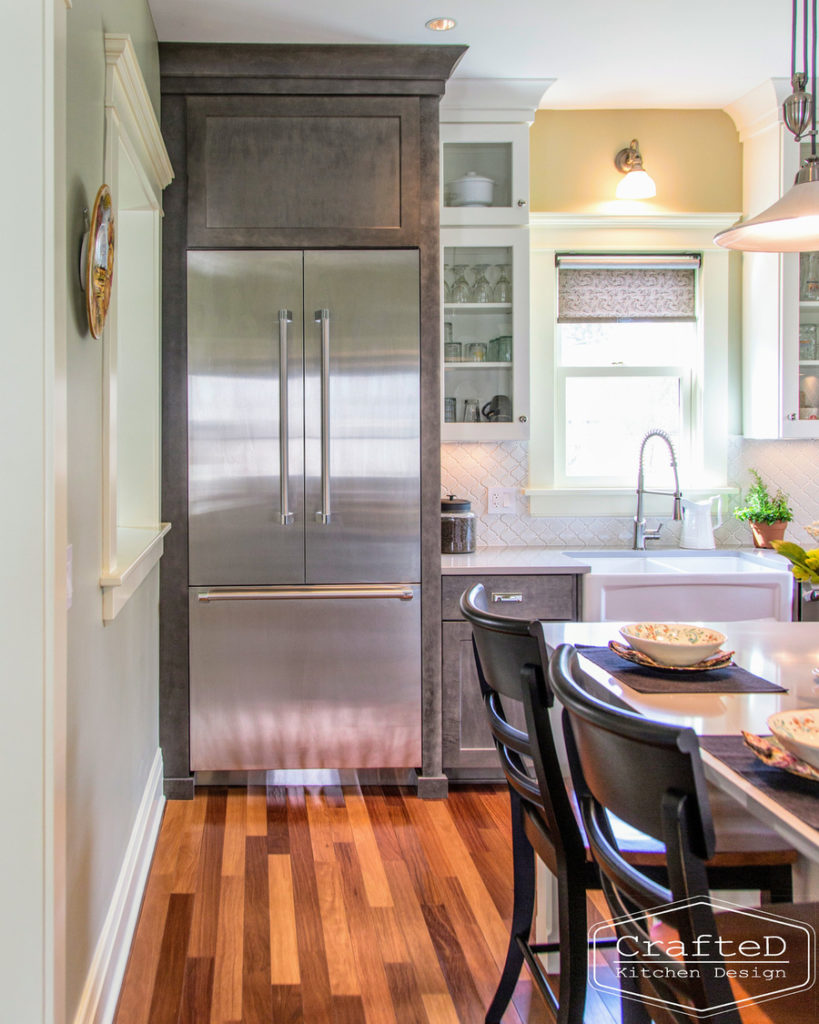 traditional kitchen design with large island hardwood floors and mosaic arabesque backsplash to ceiling