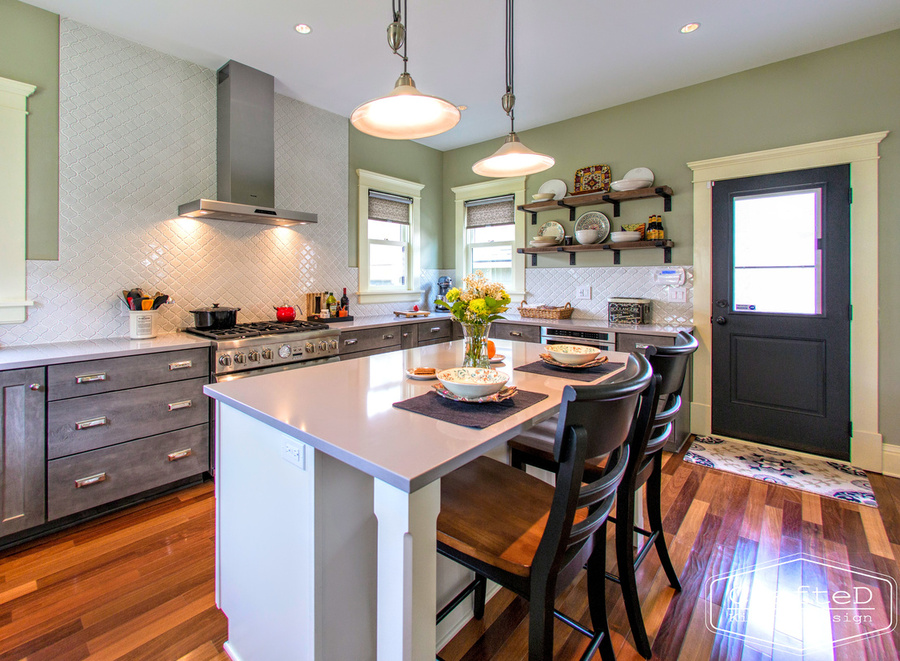 traditional kitchen design with large island hardwood floors and mosaic arabesque backsplash to ceiling