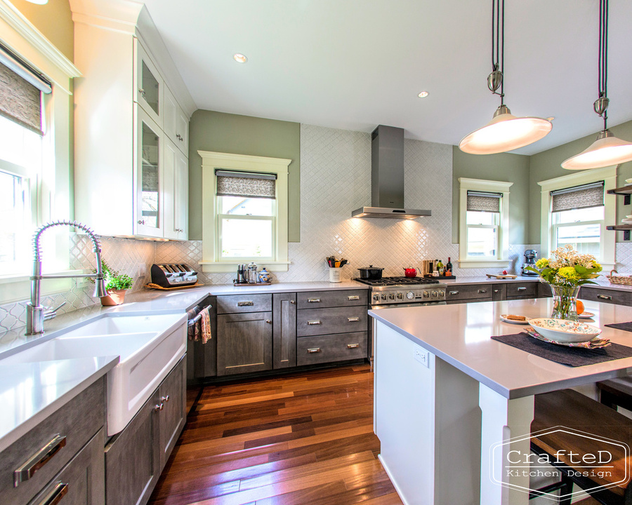 traditional kitchen design with large island hardwood floors and mosaic arabesque backsplash to ceiling