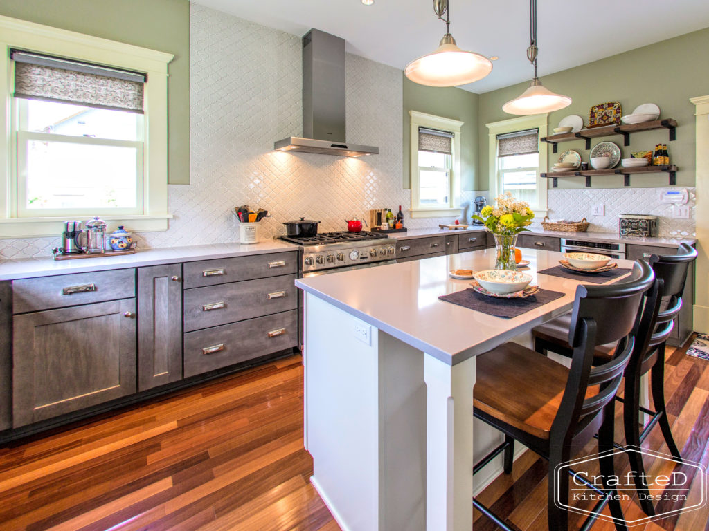 traditional kitchen design with large island hardwood floors and mosaic arabesque backsplash to ceiling